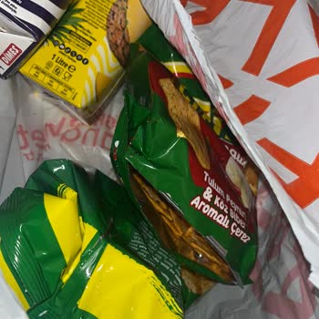 Kurye Poşeti Kapıya Fırlattı, Ürünler Zarar Gördü Ve Telafi Bekliyorum