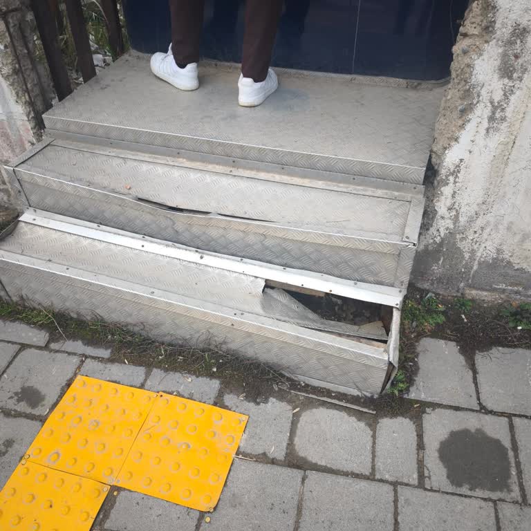 Kırık Merdiven ATM Önünde Çocuk Ve Yaşlıları Tehdit Ediyor