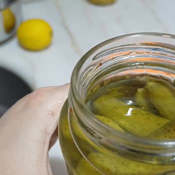 Tat Kornişon Turşu Kapağın İç Kısmının Tamamen Pas İçinde Olması