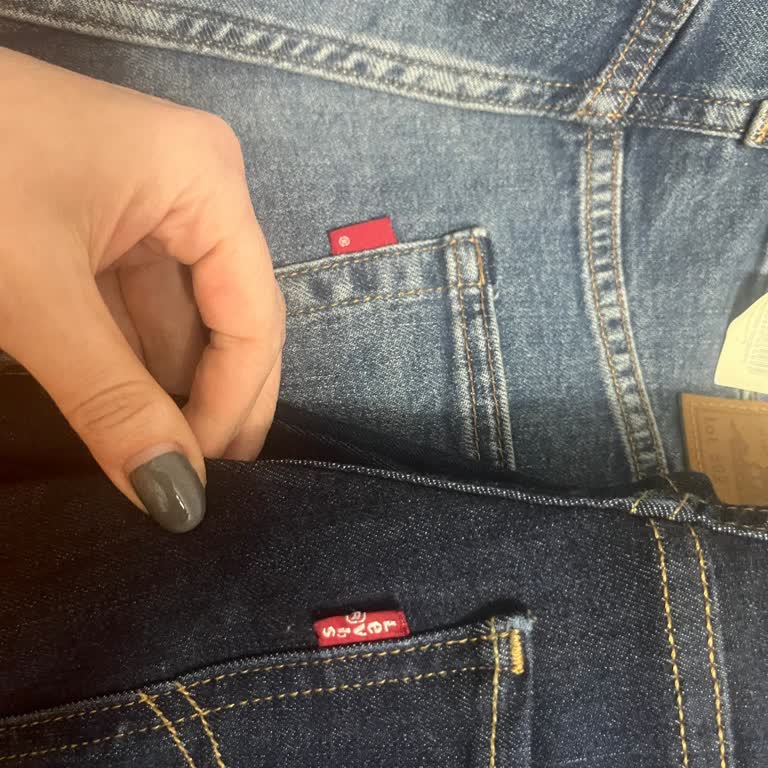 Levi's Logosu Eksik Pantolonlar İçin Değişim Talebi