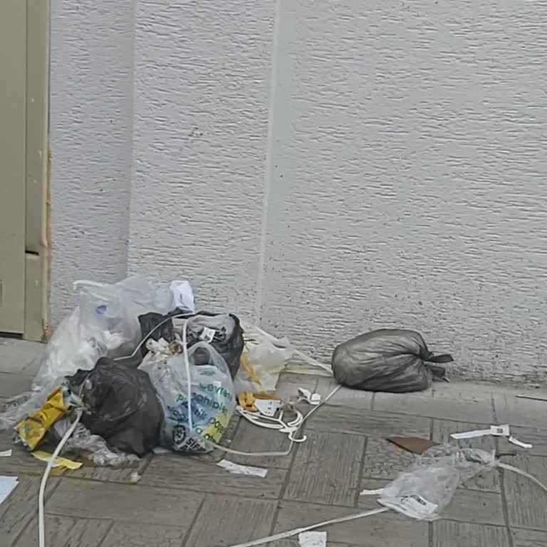 Ebebek Şubesinde Çöp Dağınıklığı Ve Jeneratör Gürültüsü