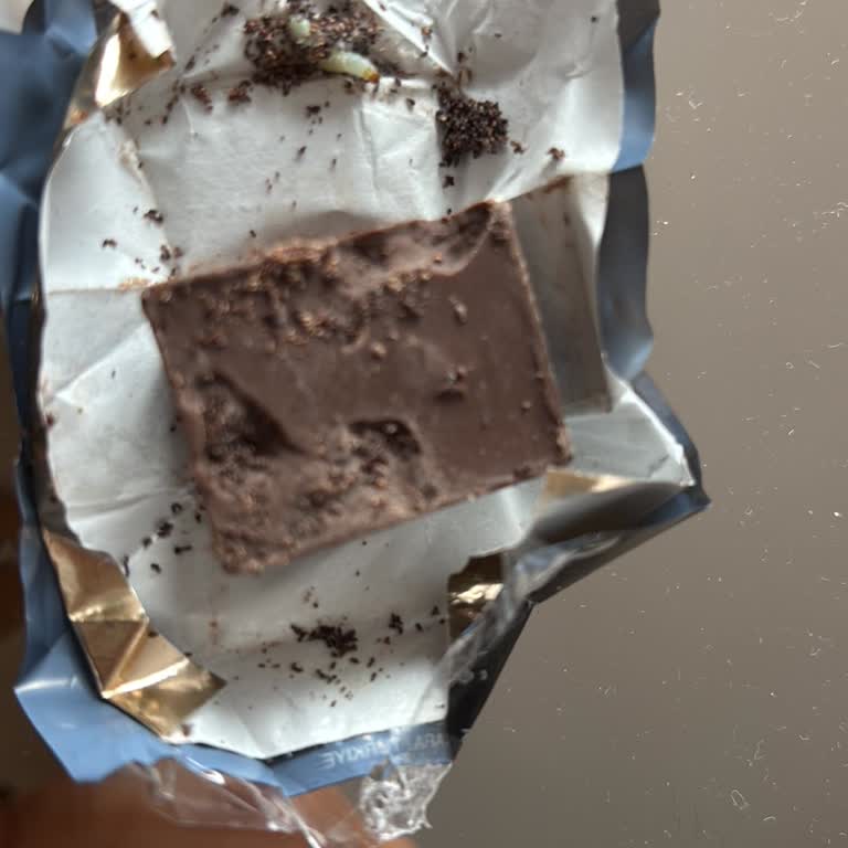 Kurtlu Çikolata Ve Rahatsız Edici Koku Nedeniyle Güven Kaybı Ve Açık Özür Talebi