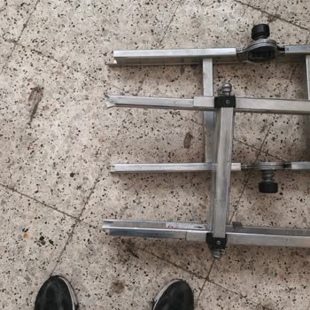 Küçük Kayma Sonrası Kırılan Teleskopik Merdiven Ve Yetkili İletişim Eksikliği