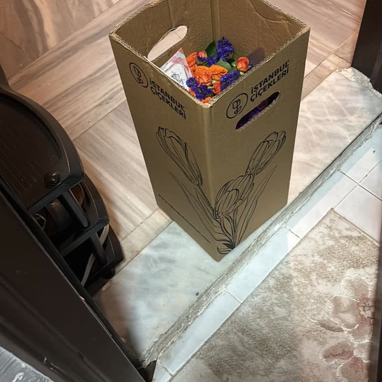 Beykoz Kavacık'ta Çiçek Kapı Önünde Bırakıldı, Bilgilendirme Yok