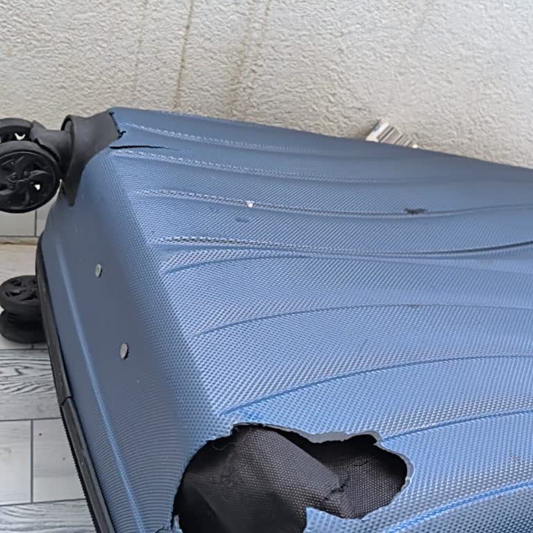 Ajet'te Kırık Bavul, Yardım Reddetmesi Ve Tazminat Talebi