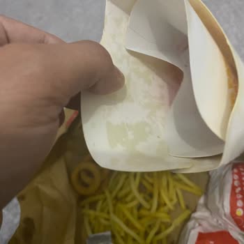 Sipariş Yolda Görünürken Soğuk Ve Çiğ Patates Şikayeti