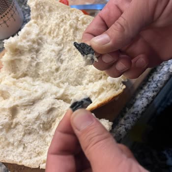 Ekmekte Eldiven Parçası Çıktı Gıda Güvenliği Endişe Yarattı