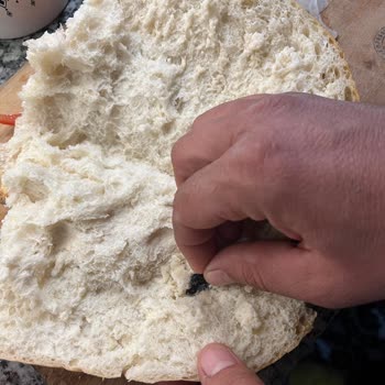 Ekmekte Eldiven Parçası Çıktı Gıda Güvenliği Endişe Yarattı