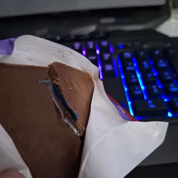 Milka Çikolatasında Plastik Parça Bulunması Sağlık Endişesi Ve Güven Kırılması