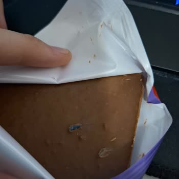 Milka Çikolatasında Plastik Parça Bulunması Sağlık Endişesi Ve Güven Kırılması