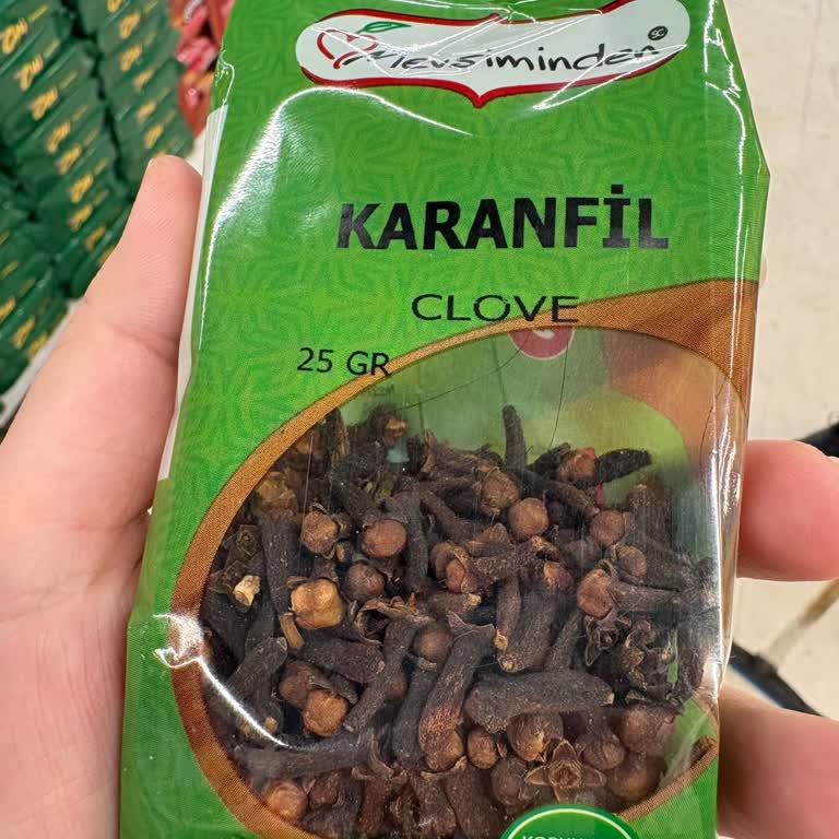 Mevsiminden Karanfil Ürününün Raflardaki Paketlerinden Birinin İçinde Siyah Bir Saç Kılı Olması