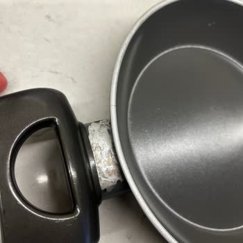 Korkmaz Seramik Sahanın Kulplarındaki Ve İç Kısmındaki Soyulma