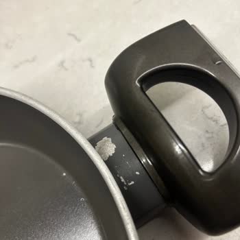 Korkmaz Seramik Sahanın Kulplarındaki Ve İç Kısmındaki Soyulma