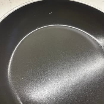 Korkmaz Seramik Sahanın Kulplarındaki Ve İç Kısmındaki Soyulma