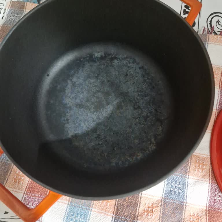 İlk Kullanımda Lekelenen Lava Döküm Tencere İçin Değişim Talebi