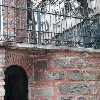 Türbe Kapısının Sürekli Kilitli Olması Ve Dar Girişi Ziyaretçileri Engelliyor