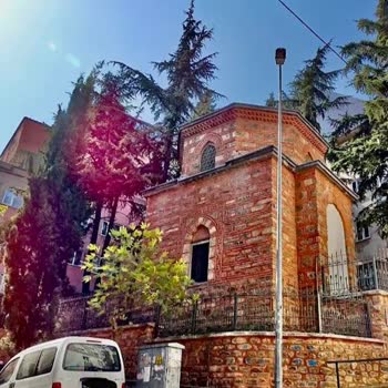 Türbe Kapısının Sürekli Kilitli Olması Ve Dar Girişi Ziyaretçileri Engelliyor