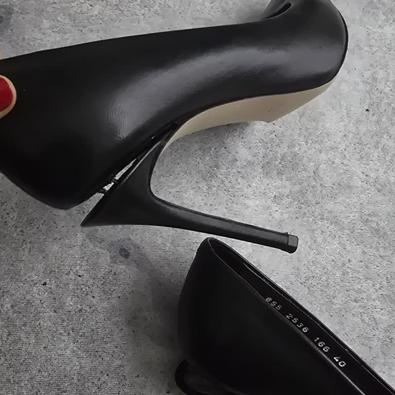 Hotiç Topuklu Ayakkabısının Topukları Kırıldı, Kalite Ve Güvenlik Tehlikede