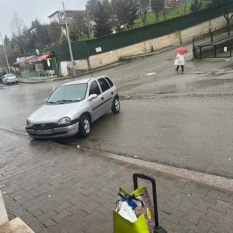 Giresun Belediyesi 2 Saat Dolmuş Gecikmesi Esma Yurdu Öğrencilerini Yağmurda Bıraktı