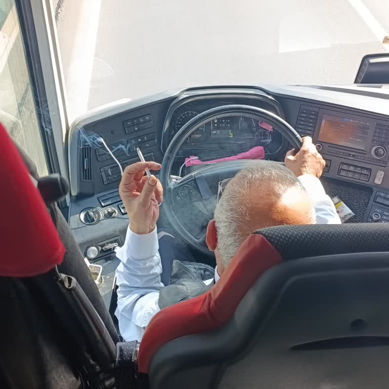 Şoförün Otobüste Sigara İçmesi Sağlık Ve Konforu Tehlikeye Atıyor