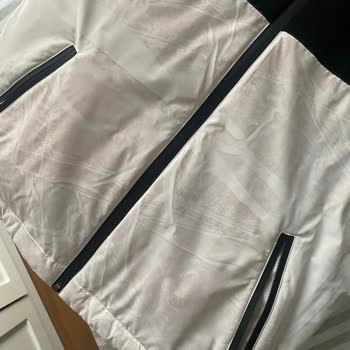 Kısa Sürede Renk Değişimi Yaşayan Montlarda Mağaza Çözüm Reddine Şikayet