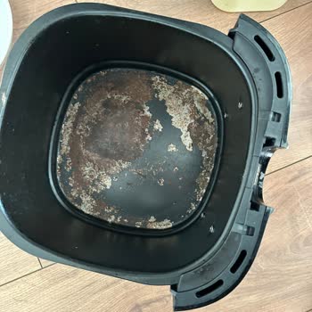 Bulaşık Makinesinde Yıkanabilir Olduğu Söylenen Airfryer Haznesi Paslandı
