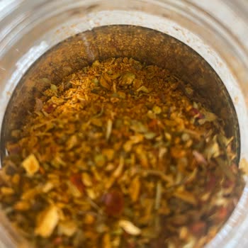 Kapak Kapanmıyor, İçinde Böcek Kurusuna Benzeyen Yabancı Madde Ve Keskin Koku