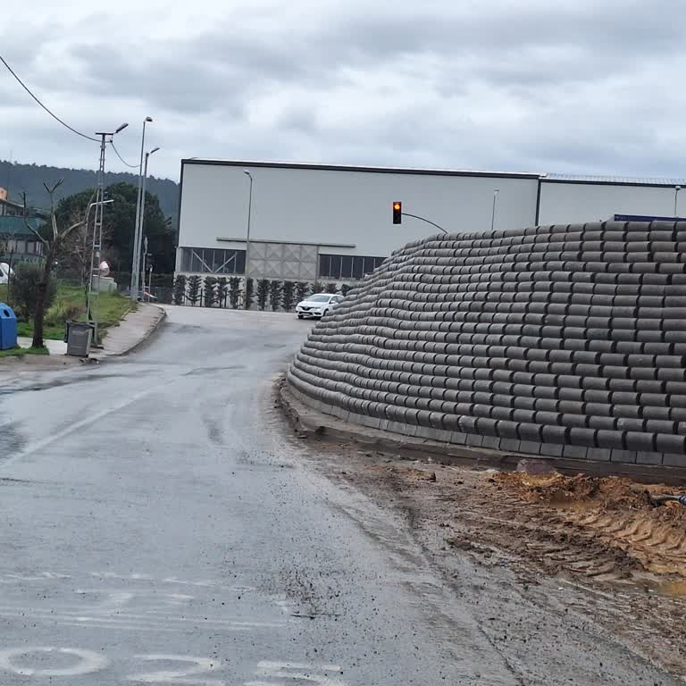 Aydınlı Yolu Menekşe Sokağı Kesişmesinde Yaya Kaldırımı Kapandı Ve Araç Yolu İşgal Edildi