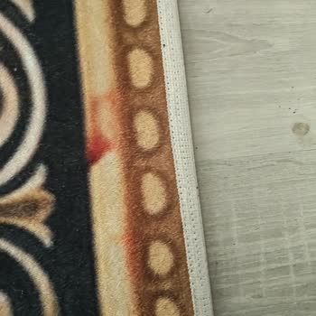 Krem Renkli Halılarda Gelen Kırmızı Lekeler Ve Satıcının Çözüm Reddetmesi