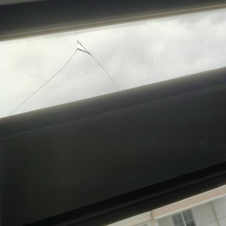 Albert Genau Cam Balkon Çatlakları Ve Hareket Sorunu Güvenliği Tehdit Ediyor