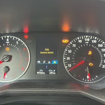 Garenta Canpark'tan Kiralanan Araçta Eski Lastik Ve Fren Arızasıyla Yolda Bırakıldım