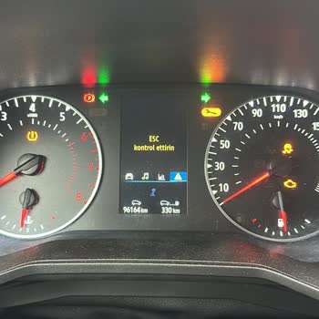 Garenta Canpark'tan Kiralanan Araçta Eski Lastik Ve Fren Arızasıyla Yolda Bırakıldım