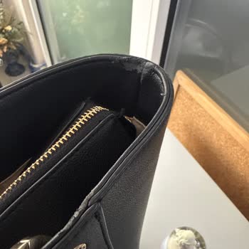 Garanti Dışı Deri Dökülmesi Guess Çantasında Kalite Şikayeti