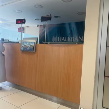 Halkbank Çekmeköy Mimar Sinan Şubesinde Tek Gişe Nedeniyle Uzun Bekleme Süresi
