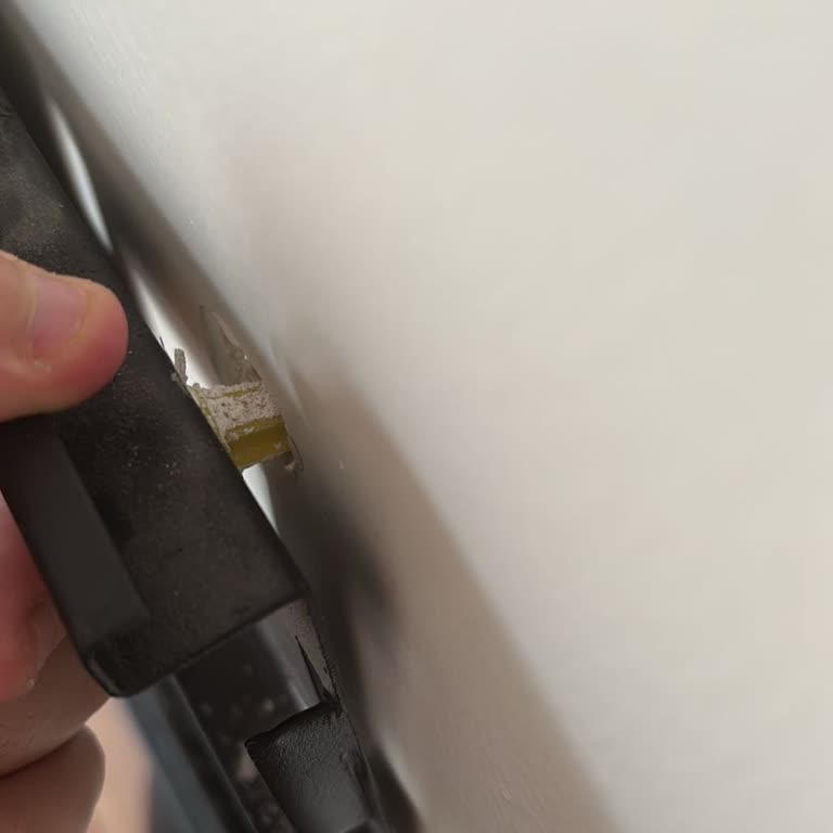 Duvara Sabitlenen Televizyonun Dübeli Çöktü Yetkili Servis Ücret İstiyor