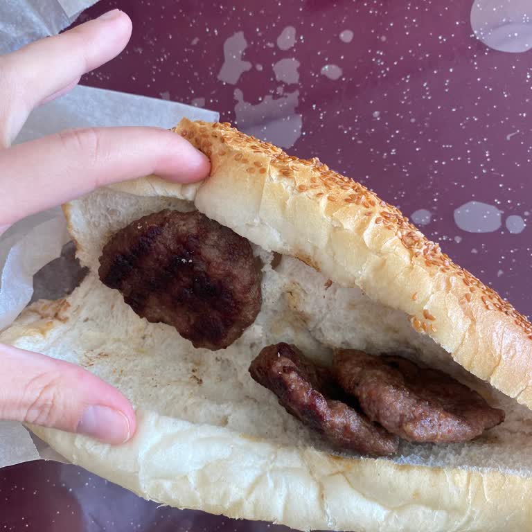 Köfte Ekmekte Görseldeki Malzemeler Eksik