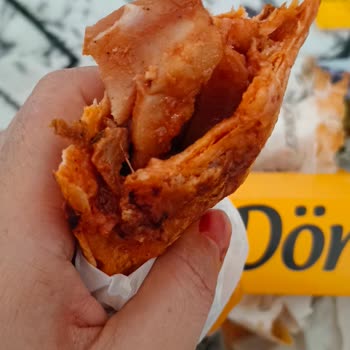 Çiğ Tavuk Parçası Bulunan Döner: Sağlık Riski Ve İade Talebi
