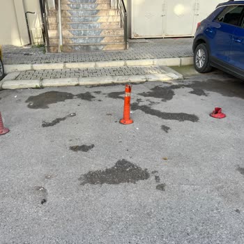 BİM Kamyonu Bina Bariyerine Tekrar Zarar Verdi Çözüm Bekliyorum