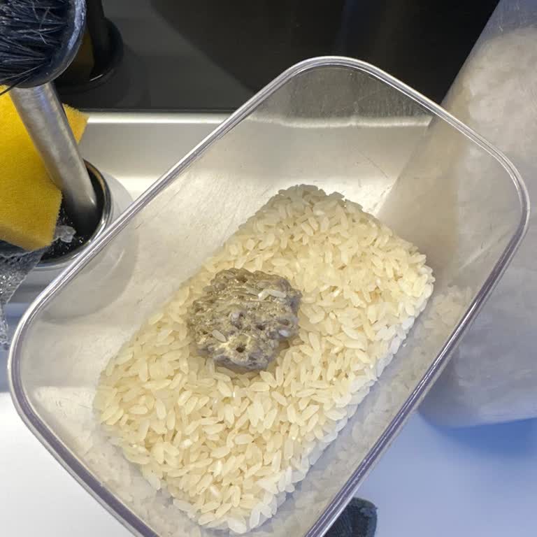 Migros Baldo Pirinçinde Koca Taş Parçası