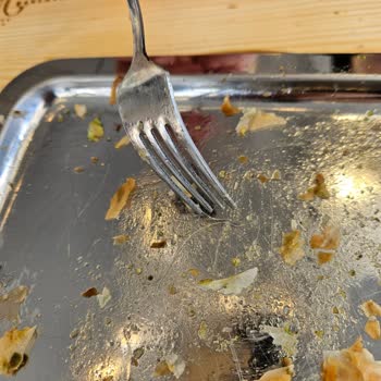 Katmerde Beyaz Kil Benzeri Madde, Hijyen Sorunu Ve Özürsüz Tutum