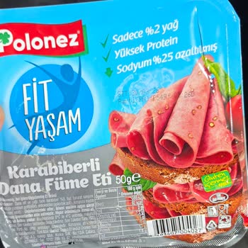 Polonez Karabiberli Dana Füme Eti İçinde Mavi Plastik Parça