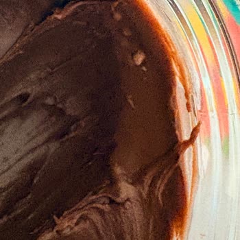 Son Kullanma Tarihi Geçmiş Ve Bakteri Oluşumlu Sağlıksız Nutella Kavanozu