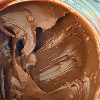 Son Kullanma Tarihi Geçmiş Ve Bakteri Oluşumlu Sağlıksız Nutella Kavanozu