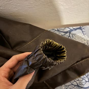 Üç Kez Giyen Suni Deri Ceket Kısa Sürede Yeşillenerek Kullanılamaz Hale Geldi