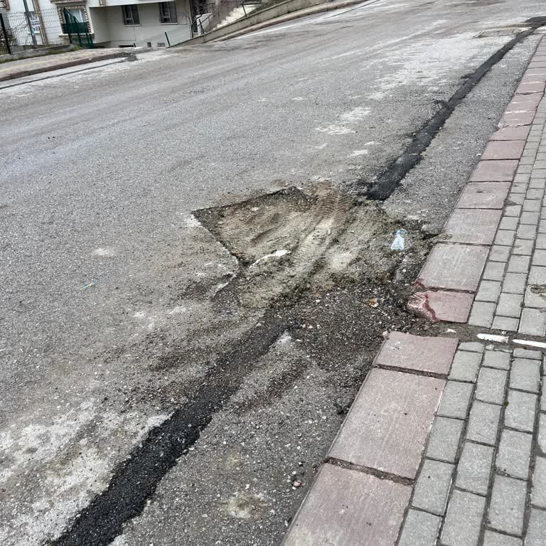 Kazı Sonrası Asfaltlanmamış Yol Yaya Ve Araçlar İçin Ciddi Tehlike Oluşturuyor