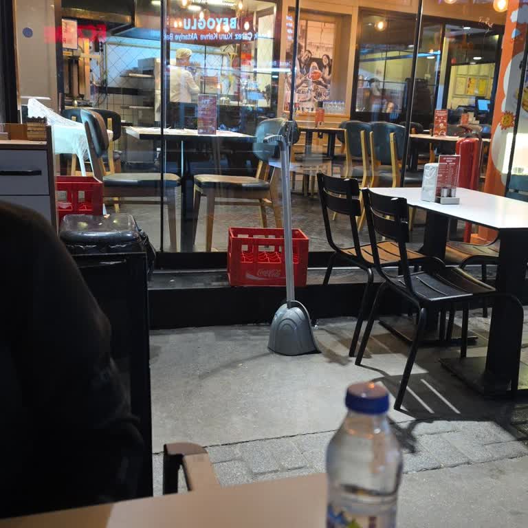 Soğuk Çorba Ve Geciken İskender Karşısında Saygısız Garson Tutumu