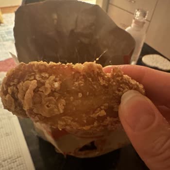 Popeyes Nevşehir’da Acılı Kanatlarda Tüy Bulunması Hijyen Sorunu