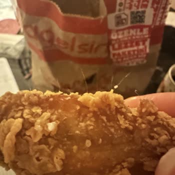 Popeyes Nevşehir’da Acılı Kanatlarda Tüy Bulunması Hijyen Sorunu