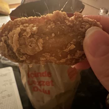 Popeyes Nevşehir’da Acılı Kanatlarda Tüy Bulunması Hijyen Sorunu