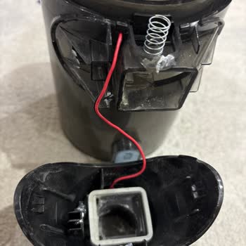 Arnica Şarjlı Dik Süpürge Toz Haznesi Beklenmedik Şekilde Kırıldı